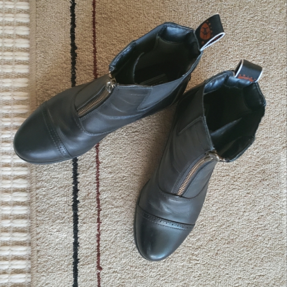 Size 7.5 Ariat riding boots